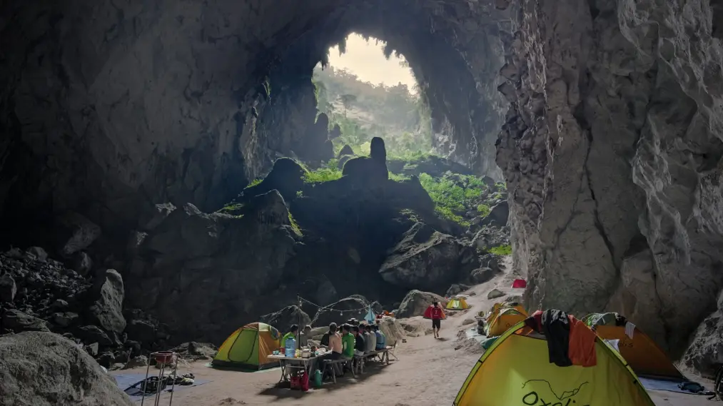 Phim A Crack in the Mountain - A Crack in the Mountain (2023)