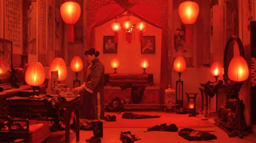 Đèn lồng đỏ treo cao
