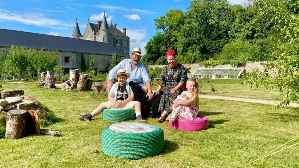 Phim Escape to the Chateau - Escape to the Chateau (2020)